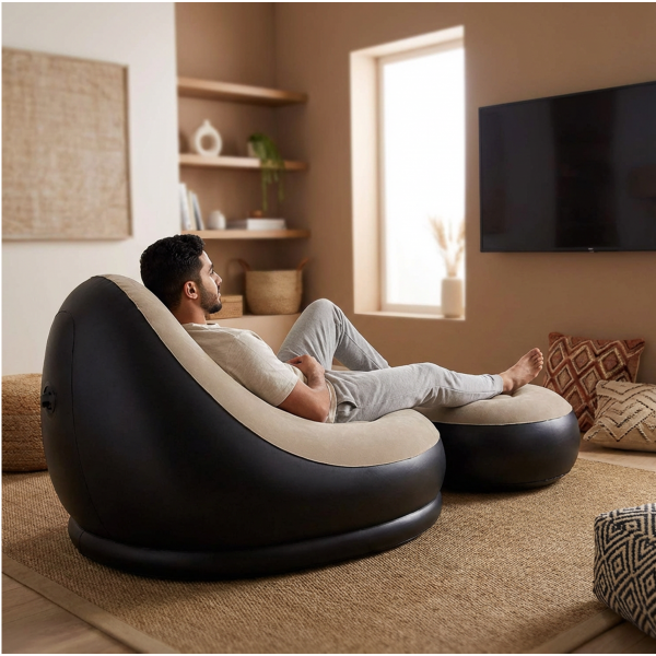 كنبة بين باج و مسند رجل المريحة