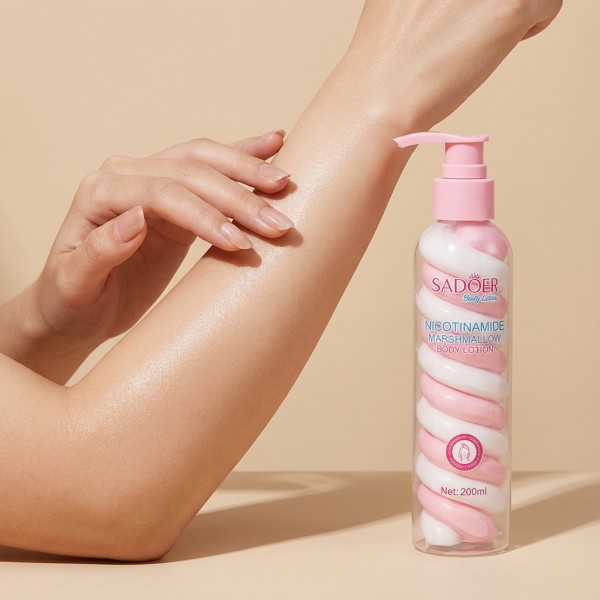لوشن الجسم المرطب للعناية بالنياسيناميد والمارشميلو من SADOER