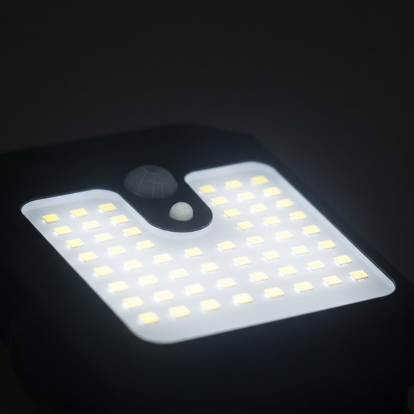 مصباح بمشبك مستشعر حركة محمول يعمل بالطاقة الشمسية